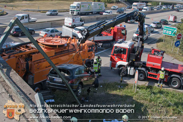 20170831 Pkw stürzt von Brücke auf die Autobahn A2 Höhe Knoten Guntramsdorf  Foto: © Stefan Schneider BFK Baden