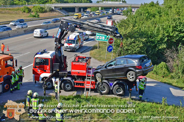20170831 Pkw stürzt von Brücke auf die Autobahn A2 Höhe Knoten Guntramsdorf  Foto: © Stefan Schneider BFK Baden