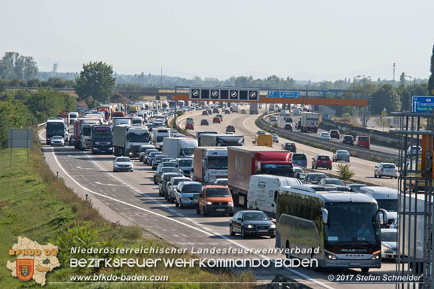 20170831 Pkw stürzt von Brücke auf die Autobahn A2 Höhe Knoten Guntramsdorf  Foto: © Stefan Schneider BFK Baden
