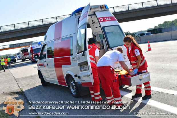 20170831 Pkw stürzt von Brücke auf die Autobahn A2 Höhe Knoten Guntramsdorf  Foto: © Stefan Schneider BFK Baden
