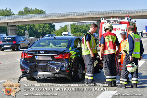 20170831 Pkw stürzt von Brücke auf die Autobahn A2 Höhe Knoten Guntramsdorf  Foto: © Stefan Schneider BFK Baden