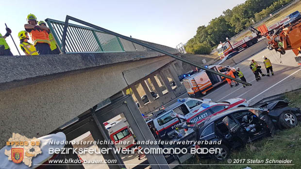20170831 Pkw stürzt von Brücke auf die Autobahn A2 Höhe Knoten Guntramsdorf  Foto: © Stefan Schneider BFK Baden