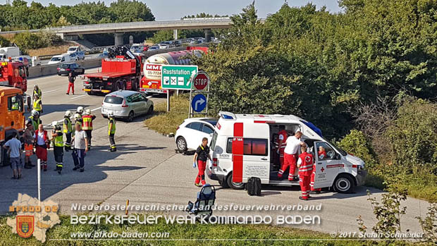 20170831 Pkw stürzt von Brücke auf die Autobahn A2 Höhe Knoten Guntramsdorf  Foto: © Stefan Schneider BFK Baden