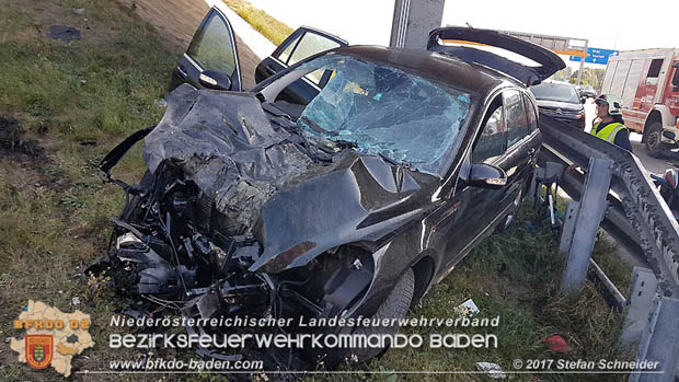 20170831 Pkw stürzt von Brücke auf die Autobahn A2 Höhe Knoten Guntramsdorf  Foto: © Stefan Schneider BFK Baden