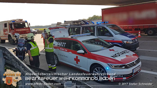 20170831 Pkw stürzt von Brücke auf die Autobahn A2 Höhe Knoten Guntramsdorf  Foto: © Stefan Schneider BFK Baden