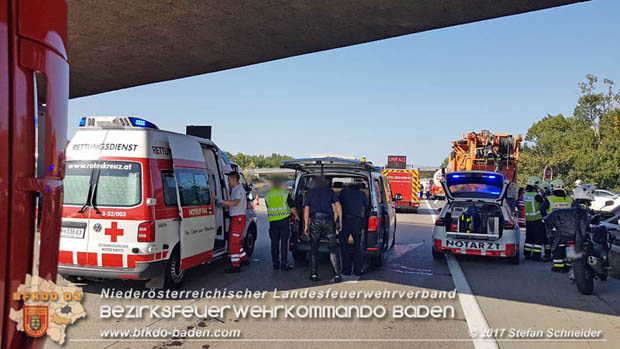 20170831 Pkw stürzt von Brücke auf die Autobahn A2 Höhe Knoten Guntramsdorf  Foto: © Stefan Schneider BFK Baden
