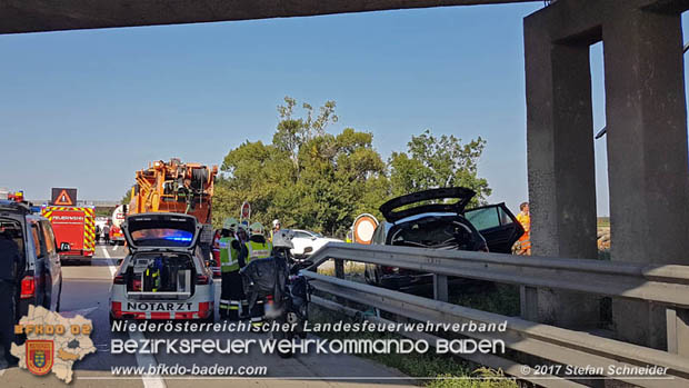 20170831 Pkw stürzt von Brücke auf die Autobahn A2 Höhe Knoten Guntramsdorf  Foto: © Stefan Schneider BFK Baden