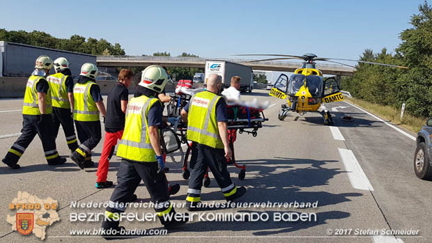 20170831 Pkw stürzt von Brücke auf die Autobahn A2 Höhe Knoten Guntramsdorf  Foto: © Stefan Schneider BFK Baden