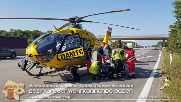 20170831 Pkw stürzt von Brücke auf die Autobahn A2 Höhe Knoten Guntramsdorf  Foto: © Stefan Schneider BFK Baden