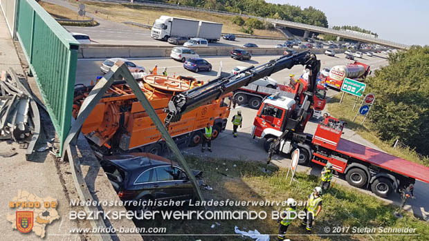 20170831 Pkw stürzt von Brücke auf die Autobahn A2 Höhe Knoten Guntramsdorf  Foto: © Stefan Schneider BFK Baden