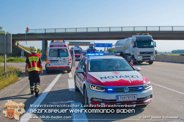 20170831 Pkw stürzt von Brücke auf die Autobahn A2 Höhe Knoten Guntramsdorf  Foto: © Stefan Schneider BFK Baden