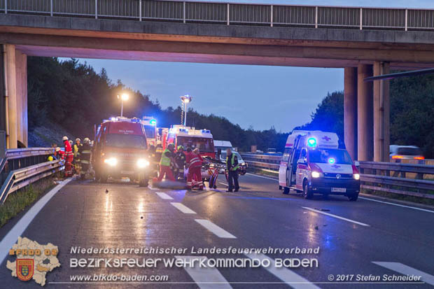20170910 5 Tote und 3 Verletzte bei Verkehrsunfall auf der A21 bei Heiligenkreuz RFb Wien  Foto: © Stefan Schneider BFK Baden