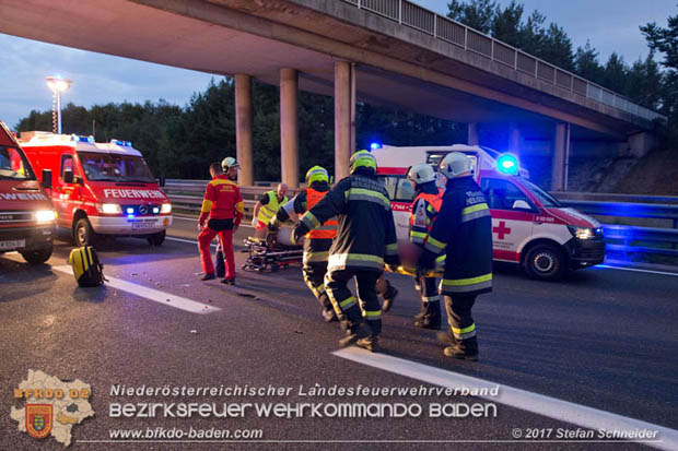 20170910 5 Tote und 3 Verletzte bei Verkehrsunfall auf der A21 bei Heiligenkreuz RFb Wien  Foto: © Stefan Schneider BFK Baden