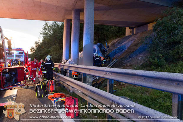 20170910 5 Tote und 3 Verletzte bei Verkehrsunfall auf der A21 bei Heiligenkreuz RFb Wien  Foto: © Stefan Schneider BFK Baden
