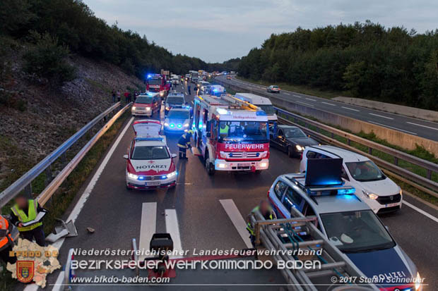 20170910 5 Tote und 3 Verletzte bei Verkehrsunfall auf der A21 bei Heiligenkreuz RFb Wien  Foto: © Stefan Schneider BFK Baden