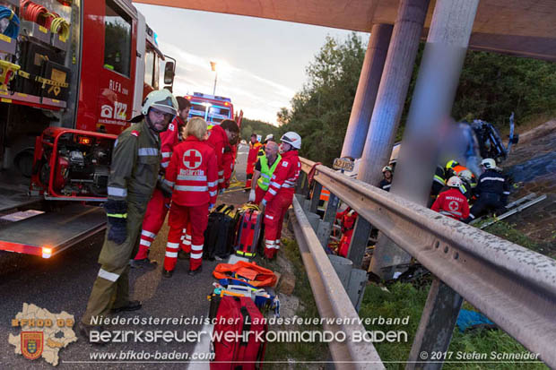 20170910 5 Tote und 3 Verletzte bei Verkehrsunfall auf der A21 bei Heiligenkreuz RFb Wien  Foto: © Stefan Schneider BFK Baden