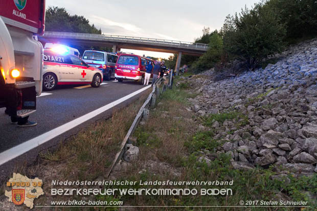 20170910 5 Tote und 3 Verletzte bei Verkehrsunfall auf der A21 bei Heiligenkreuz RFb Wien  Foto: © Stefan Schneider BFK Baden
