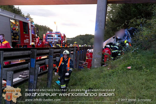 20170910 5 Tote und 3 Verletzte bei Verkehrsunfall auf der A21 bei Heiligenkreuz RFb Wien  Foto: © Stefan Schneider BFK Baden