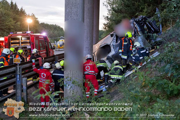 20170910 5 Tote und 3 Verletzte bei Verkehrsunfall auf der A21 bei Heiligenkreuz RFb Wien  Foto: © Stefan Schneider BFK Baden
