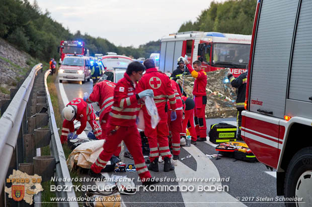 20170910 5 Tote und 3 Verletzte bei Verkehrsunfall auf der A21 bei Heiligenkreuz RFb Wien  Foto: © Stefan Schneider BFK Baden