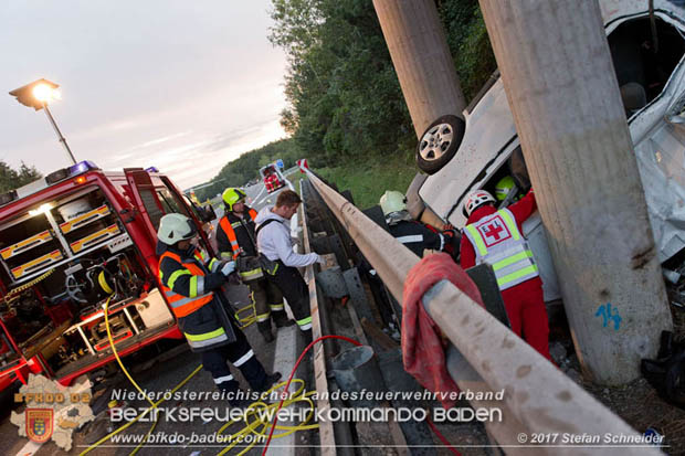 20170910 5 Tote und 3 Verletzte bei Verkehrsunfall auf der A21 bei Heiligenkreuz RFb Wien  Foto: © Stefan Schneider BFK Baden