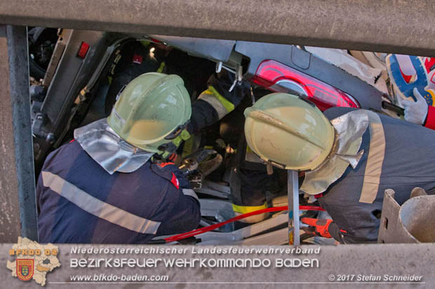 20170910 5 Tote und 3 Verletzte bei Verkehrsunfall auf der A21 bei Heiligenkreuz RFb Wien  Foto: © Stefan Schneider BFK Baden