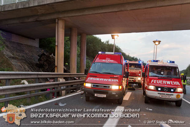 20170910 5 Tote und 3 Verletzte bei Verkehrsunfall auf der A21 bei Heiligenkreuz RFb Wien  Foto: © Stefan Schneider BFK Baden