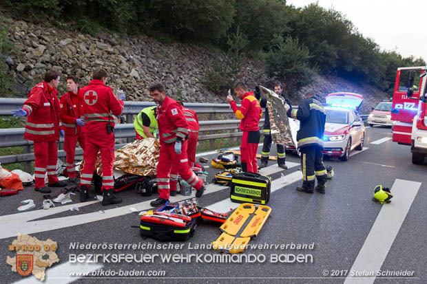 20170910 5 Tote und 3 Verletzte bei Verkehrsunfall auf der A21 bei Heiligenkreuz RFb Wien  Foto: © Stefan Schneider BFK Baden