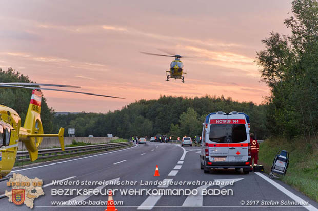 20170910 5 Tote und 3 Verletzte bei Verkehrsunfall auf der A21 bei Heiligenkreuz RFb Wien  Foto: © Stefan Schneider BFK Baden