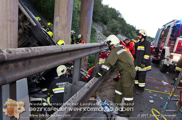 20170910 5 Tote und 3 Verletzte bei Verkehrsunfall auf der A21 bei Heiligenkreuz RFb Wien  Foto: © Stefan Schneider BFK Baden