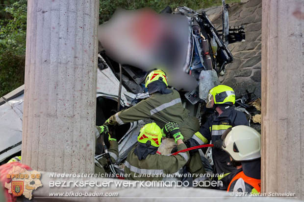 20170910 5 Tote und 3 Verletzte bei Verkehrsunfall auf der A21 bei Heiligenkreuz RFb Wien  Foto: © Stefan Schneider BFK Baden