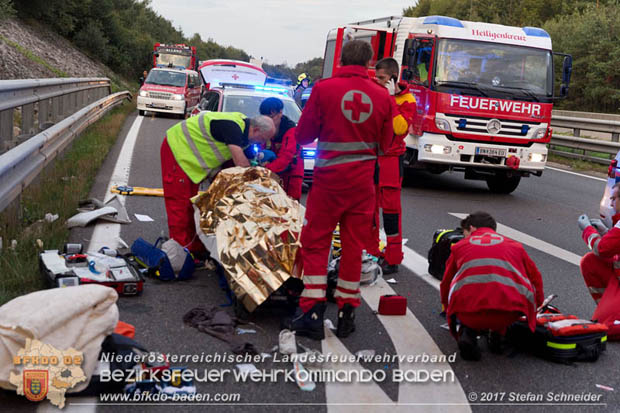 20170910 5 Tote und 3 Verletzte bei Verkehrsunfall auf der A21 bei Heiligenkreuz RFb Wien  Foto: © Stefan Schneider BFK Baden