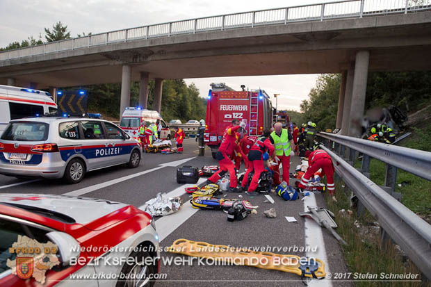 20170910 5 Tote und 3 Verletzte bei Verkehrsunfall auf der A21 bei Heiligenkreuz RFb Wien  Foto: © Stefan Schneider BFK Baden