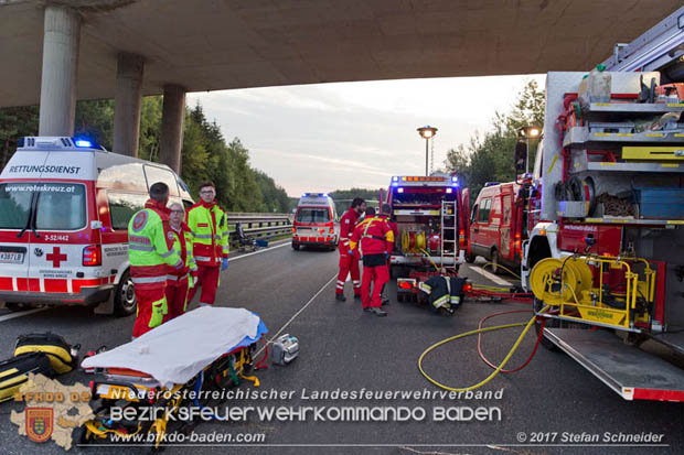 20170910 5 Tote und 3 Verletzte bei Verkehrsunfall auf der A21 bei Heiligenkreuz RFb Wien  Foto: © Stefan Schneider BFK Baden