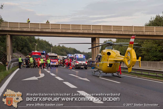 20170910 5 Tote und 3 Verletzte bei Verkehrsunfall auf der A21 bei Heiligenkreuz RFb Wien  Foto: © Stefan Schneider BFK Baden