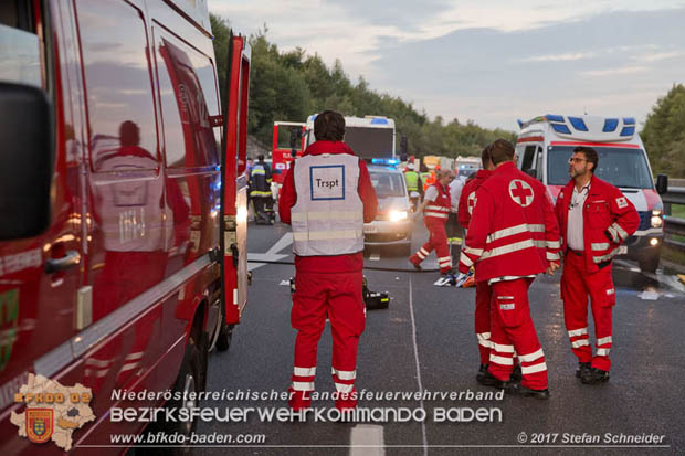 20170910 5 Tote und 3 Verletzte bei Verkehrsunfall auf der A21 bei Heiligenkreuz RFb Wien  Foto: © Stefan Schneider BFK Baden