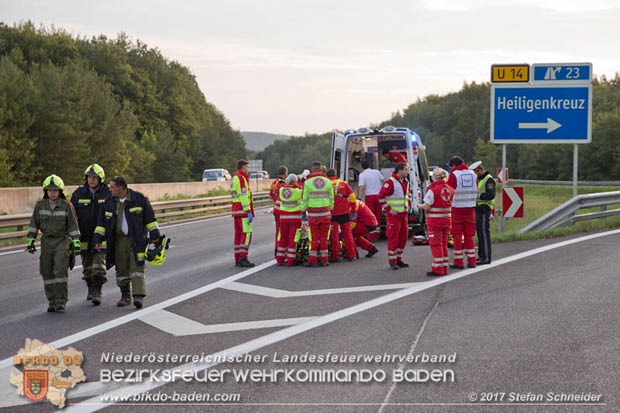 20170910 5 Tote und 3 Verletzte bei Verkehrsunfall auf der A21 bei Heiligenkreuz RFb Wien  Foto: © Stefan Schneider BFK Baden