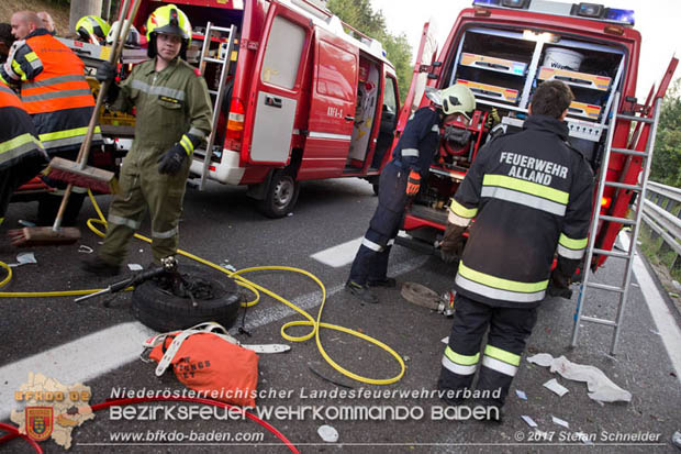 20170910 5 Tote und 3 Verletzte bei Verkehrsunfall auf der A21 bei Heiligenkreuz RFb Wien  Foto: © Stefan Schneider BFK Baden