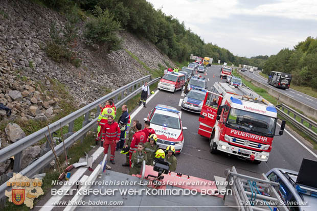 20170910 5 Tote und 3 Verletzte bei Verkehrsunfall auf der A21 bei Heiligenkreuz RFb Wien  Foto: © Stefan Schneider BFK Baden