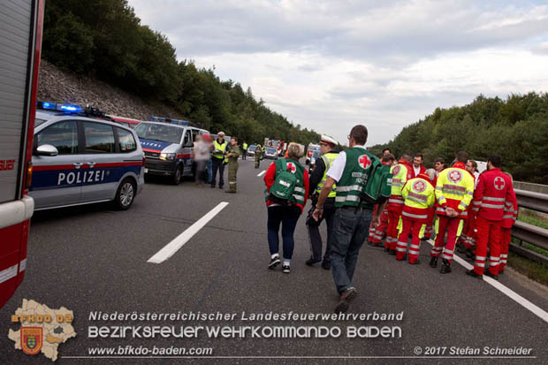 20170910 5 Tote und 3 Verletzte bei Verkehrsunfall auf der A21 bei Heiligenkreuz RFb Wien  Foto: © Stefan Schneider BFK Baden