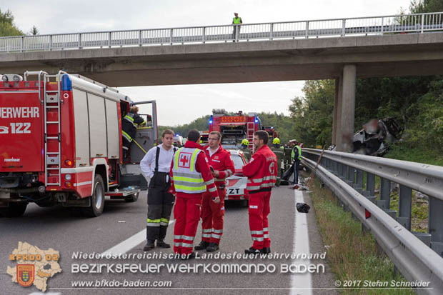 20170910 5 Tote und 3 Verletzte bei Verkehrsunfall auf der A21 bei Heiligenkreuz RFb Wien  Foto: © Stefan Schneider BFK Baden