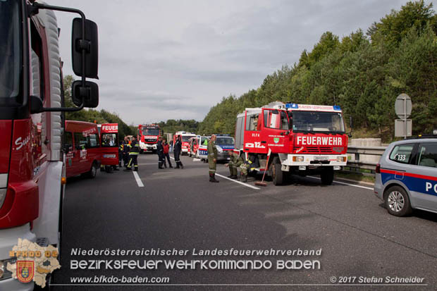 20170910 5 Tote und 3 Verletzte bei Verkehrsunfall auf der A21 bei Heiligenkreuz RFb Wien  Foto: © Stefan Schneider BFK Baden