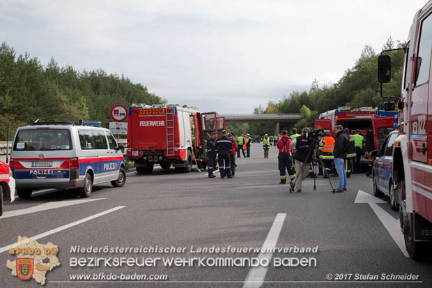 20170910 5 Tote und 3 Verletzte bei Verkehrsunfall auf der A21 bei Heiligenkreuz RFb Wien  Foto: © Stefan Schneider BFK Baden