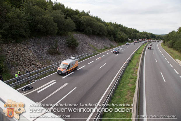 20170910 5 Tote und 3 Verletzte bei Verkehrsunfall auf der A21 bei Heiligenkreuz RFb Wien  Foto: © Stefan Schneider BFK Baden