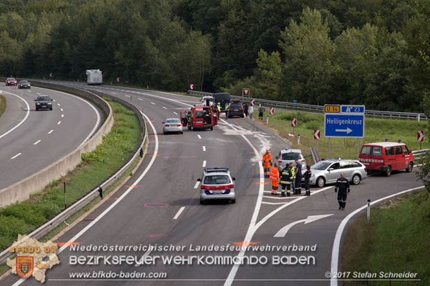 20170910 5 Tote und 3 Verletzte bei Verkehrsunfall auf der A21 bei Heiligenkreuz RFb Wien  Foto: © Stefan Schneider BFK Baden