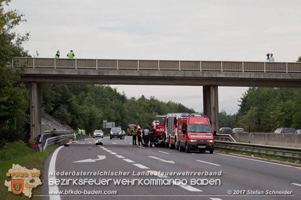 20170910 5 Tote und 3 Verletzte bei Verkehrsunfall auf der A21 bei Heiligenkreuz RFb Wien  Foto: © Stefan Schneider BFK Baden