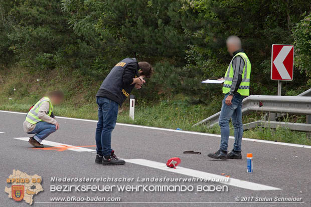 20170910 5 Tote und 3 Verletzte bei Verkehrsunfall auf der A21 bei Heiligenkreuz RFb Wien  Foto: © Stefan Schneider BFK Baden