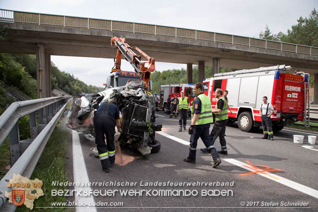 20170910 5 Tote und 3 Verletzte bei Verkehrsunfall auf der A21 bei Heiligenkreuz RFb Wien  Foto: © Stefan Schneider BFK Baden