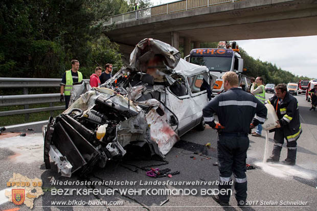20170910 5 Tote und 3 Verletzte bei Verkehrsunfall auf der A21 bei Heiligenkreuz RFb Wien  Foto: © Stefan Schneider BFK Baden