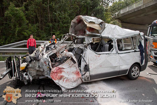 20170910 5 Tote und 3 Verletzte bei Verkehrsunfall auf der A21 bei Heiligenkreuz RFb Wien  Foto: © Stefan Schneider BFK Baden